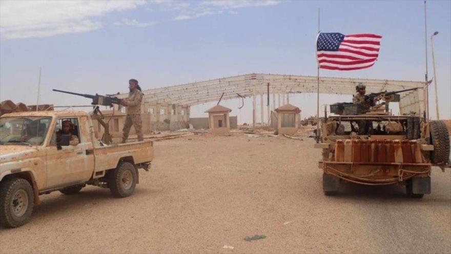 Las fuerzas de EE.UU. y las de Yeish Maghawir al-Zawra, una facción rebelde siria, en Al- Tanf, entre el territorio sirio y el iraquí, 23 de mayo de 2017.