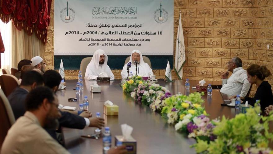 Presidente de la Unión Internacional de Eruditos Musulmanes, sheij Yusuf al-Qaradawi (dcha.), habla en una conferencia en Doha, 23 de junio de 2014.