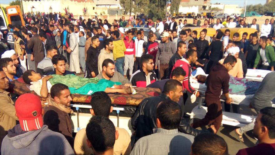 Llevan a las víctimas en camillas tras un asalto contra una mezquita en la península egipcia del Sinaí (noreste), 24 de noviembre de 2017. 