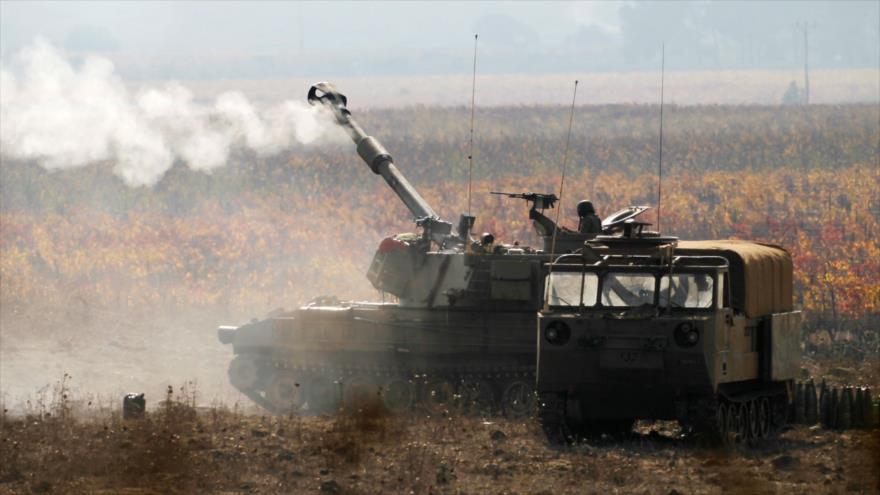 Tanque y vehículo blindado israelíes participan en una maniobra en los altos ocupados de Golán, cerca de la frontera siria, 19 de noviembre de 2017.