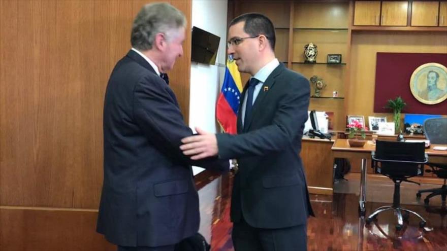 El canciller venezolano, Jorge Arreaza (dcha.), se reúne con Alfred de Zayas en Caracas, 27 de noviembre de 2017.