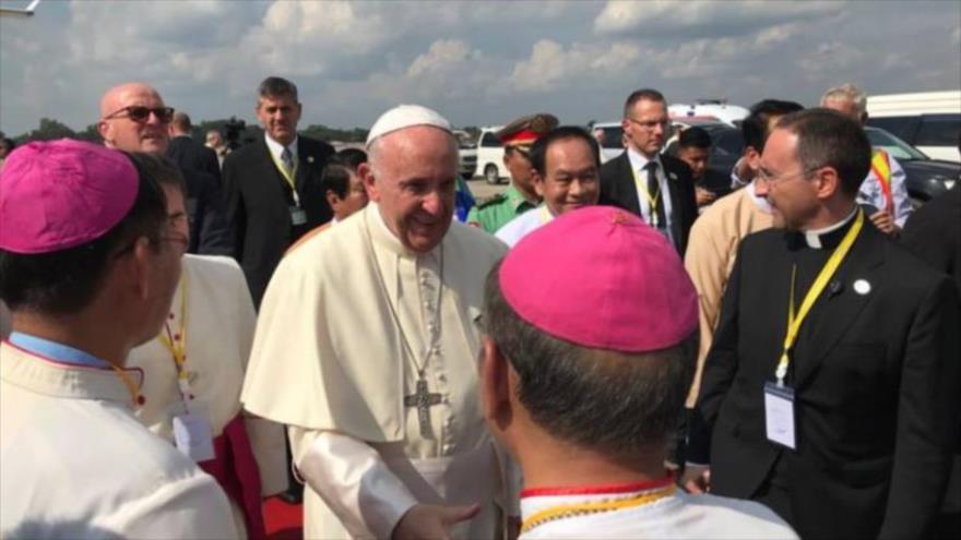 El papa Francisco es recibido por los cardenales a su llegada a Myanmar, 27 de noviembre de 2017.