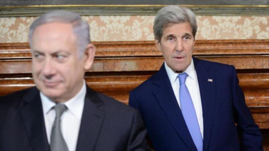El primer ministro israelí, Benyamin Netanyahu (izda.), y el exsecretario de Estado de EE.UU., John Kerry, durante un encuentro, 27 de junio de 2017.