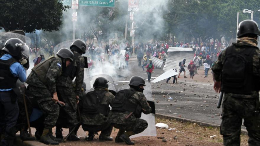Policía hondureña toma posiciones mientras simpatizantes de oposición protestan contra resultados electorales, Tegucigalpa, 30 de noviembre de 2017.