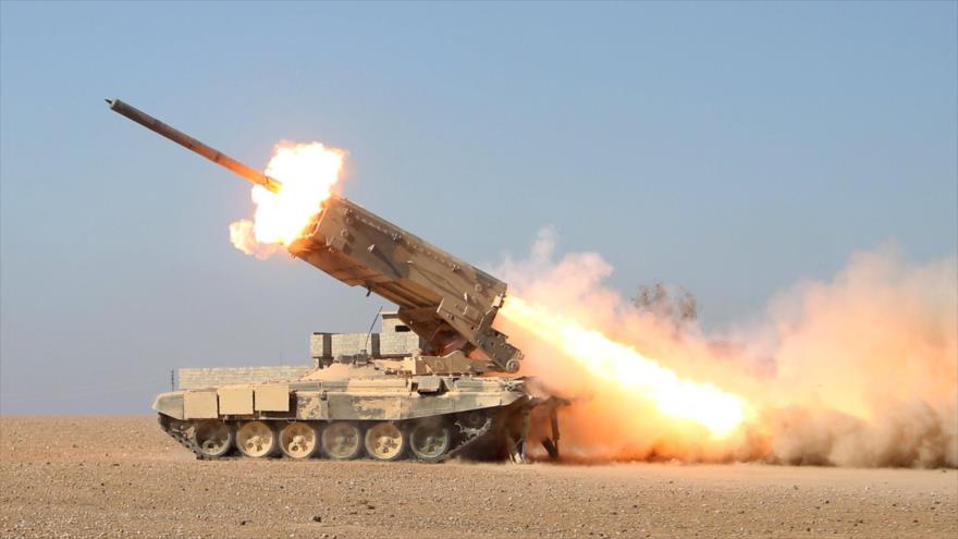 Un tanque del Ejército sirio lanza proyectiles durante las operaciones antiterroristas.