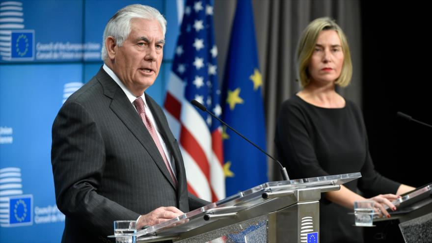El secretario de Estado de EE.UU., Rex Tillerson, y la jefa de la Diplomacia de la Unión Europea, Federica Mogherini, ofrecen una rueda de prensa, 5 de diciembre de 2017.