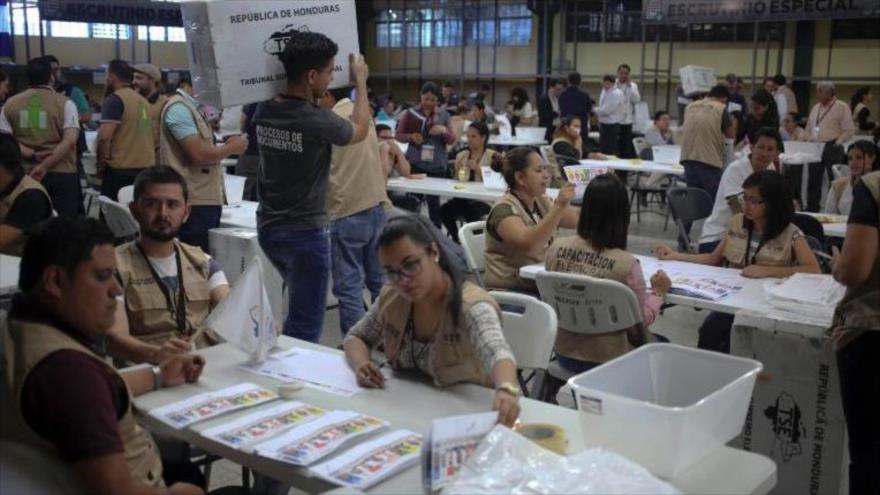 Vista general de empleados del Tribunal Supremo Electoral de Honduras mientras realizan el escrutinio especial de las actas inconsistentes.