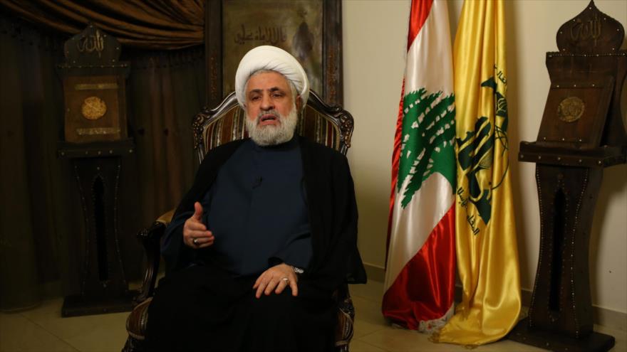 El vice secretario general del movimiento libanés Hezbolá, el sheij Naim Qasem, concede una entrevista a AP.