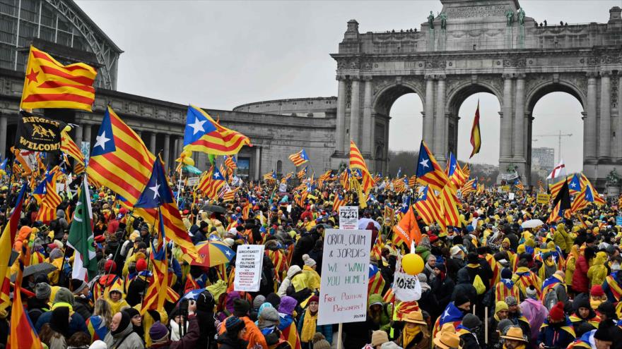 Catalanes se manifiestan a favor de la independencia en Bruselas Catalanes se manifiestan a favor de la independencia en Bruselas