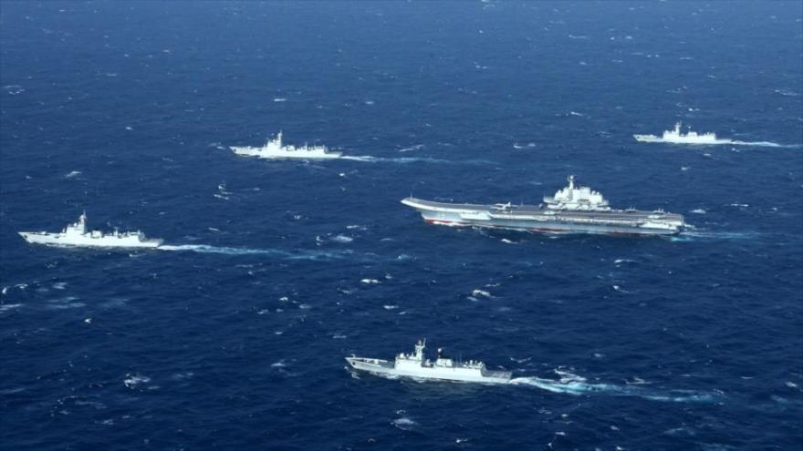 Buques chinos escoltando en formación al portaaviones de la Armada china Liaoning (CV-16).