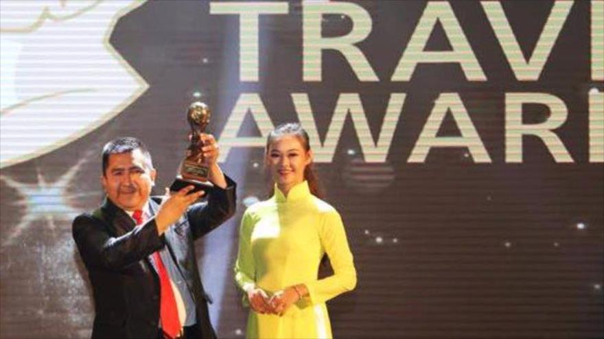 Heriberto Quispe Charca, embajador de Bolivia en China, con la estatuilla de World Travel Awards, 10 de diciembre de 2017