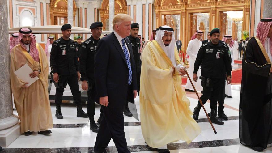 El presidente de EE.UU., Donald Trump (izda.), y el rey Salman bin Abdulaziz, llegan al Centro de Conferencias King Abdulaziz, Riad, 21 de mayo de 2017.