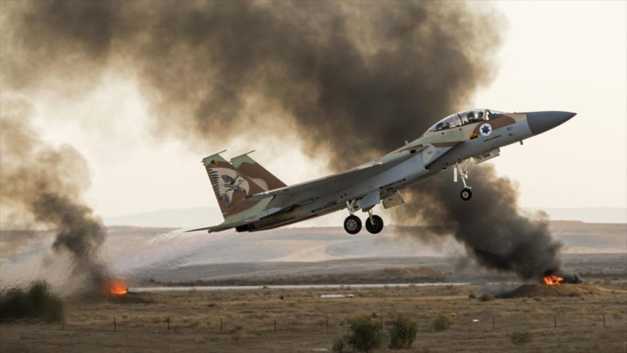 Un caza F-16 de la fuerza aérea de Israel durante maniobras militares en territorios palestinos.