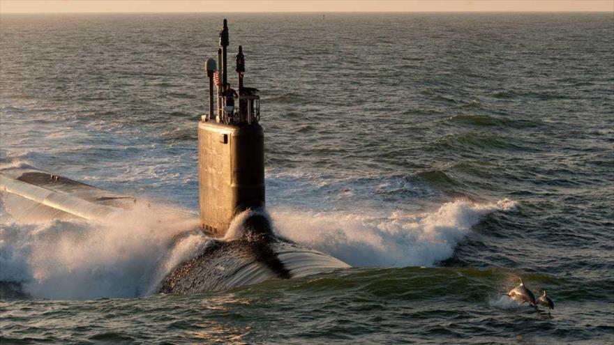 Un submarino estadounidense de clase Virginia navega en aguas nacionales.