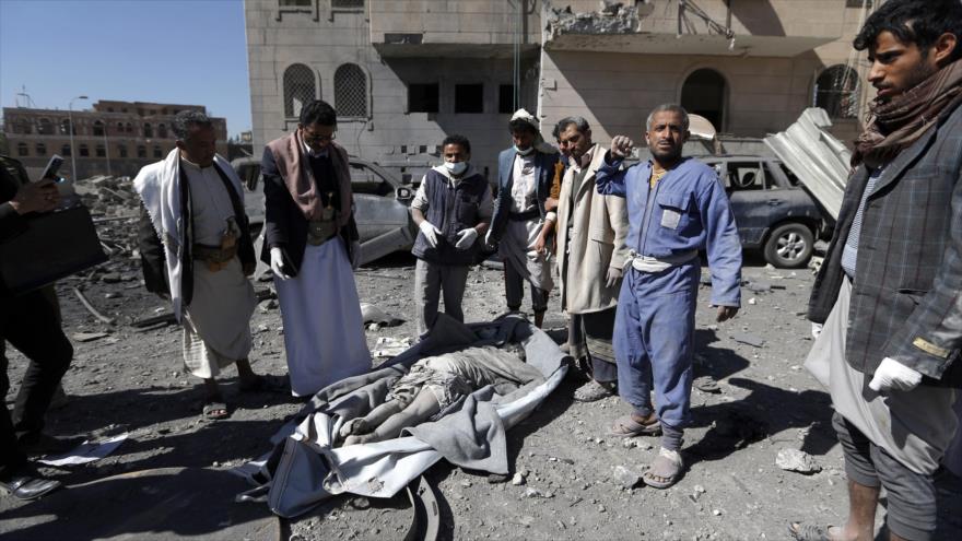 El cuerpo sin vida de una de las víctimas del ataque saudí contra sede de Policia miltar en Saná, capital yemení, 13 de diciembre de 2017.