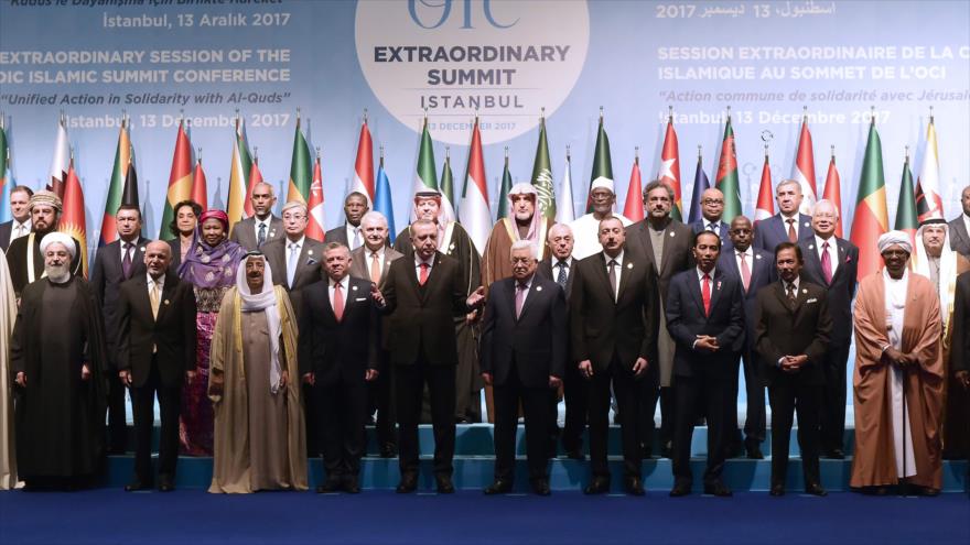 Líderes musulmanes posan para una foto durante la cumbre de la Organización de la Cooperación Islámica (OCI), Estambul, 13 de diciembre de 2017.