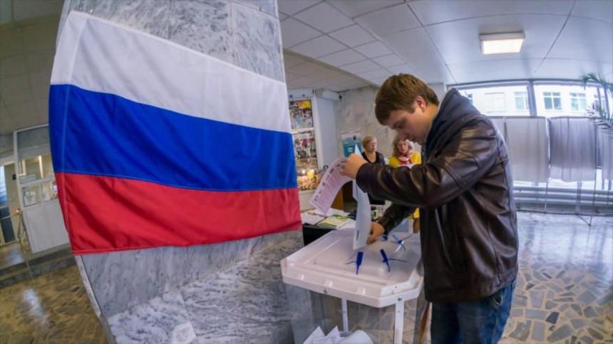 Un ciudadano ruso deposita su voto en las elecciones legislativas.