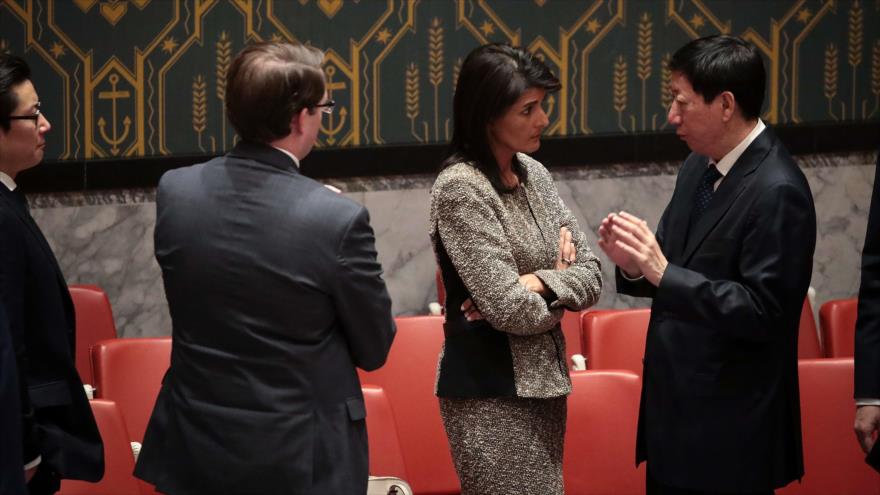 El representante adjunto de China ante la ONU Wu Haitao habla con la embajadora de EEUU en la ONU Nikki Haley 29 de noviembre de 2017