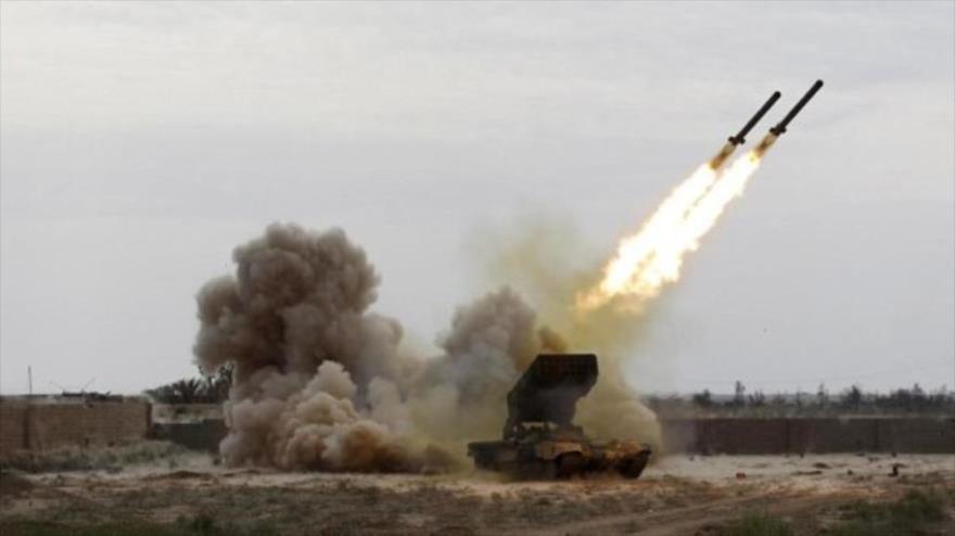Las fuerzas yemeníes lanzan un misil Qaher 1 contra un centro militar saudí en Nayran.