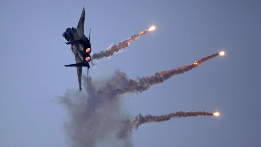 Un avión de combate israelí lanza bengalas durante una ceremonia de graduación de aviadores.