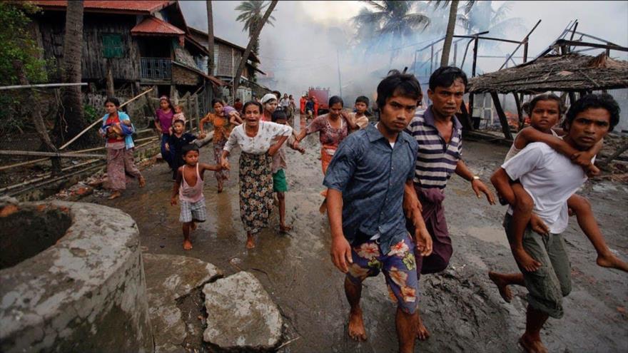 La minoría musulmana rohingya escapa durante una represión militar de Myanmar en una aldea de la región Rajine.