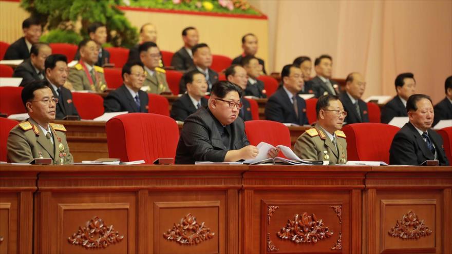 El líder norcoreano Kim Jong-un, atiende a una conferencia de la industria militar en Pyongyang, 11 de diciembre de 2017