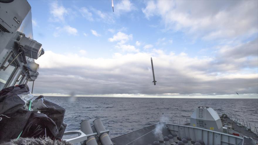 Dos misiles Sea Ceptor son disparados desde la fragata HMS Argyll tipo 23 de la Marina del Reino Unido.