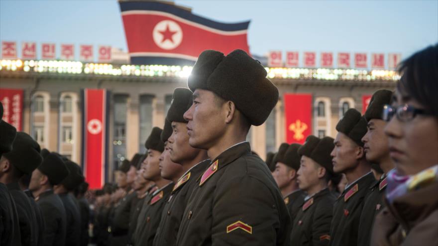 Soldados norcoreanos asistieron a una manifestación masiva en la capitalina plaza de Kim Il-sung en Pyongyang, 1 de diciembre de 2017. 
