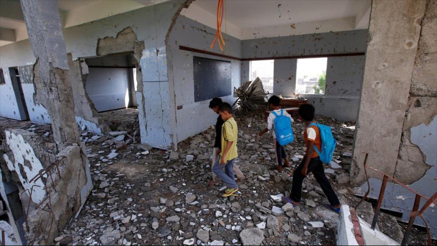 NiÃ±os yemenÃ­es entre los escombros de una escuela destruida en bombardeo saudÃ­.
