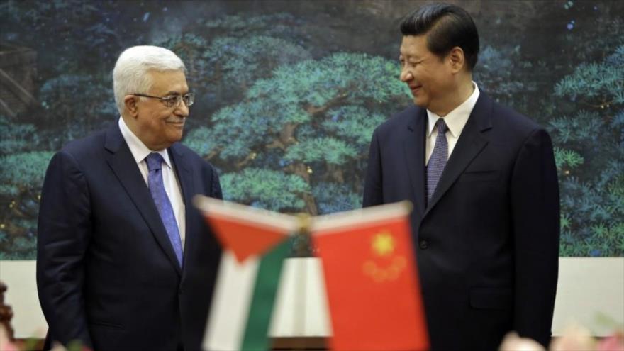 El presidente chino, Xi Jinping (dcha.), recibe a su par palestino, Mahmud Abás, Pekín.