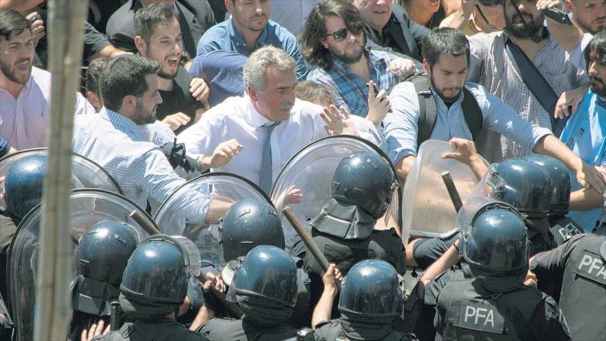 Policía argentina se enfrenta a varios senadores opositores del bloque FPV-PJ en Buenos Aires, 14 de diciembre de 2017.