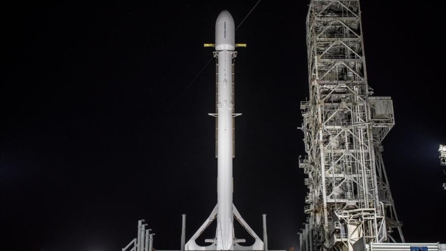 El misterioso carenado de carga útil de Zuma se encuentra encima de un cohete Falcon 9 en el Centro Espacial Kennedy, noviembre de 2017.