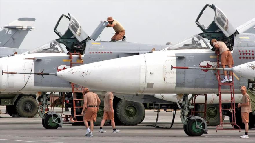 Militares rusos preparan los bombarderos Su-24 para una operación en la base aérea de Hmeimim, Siria.