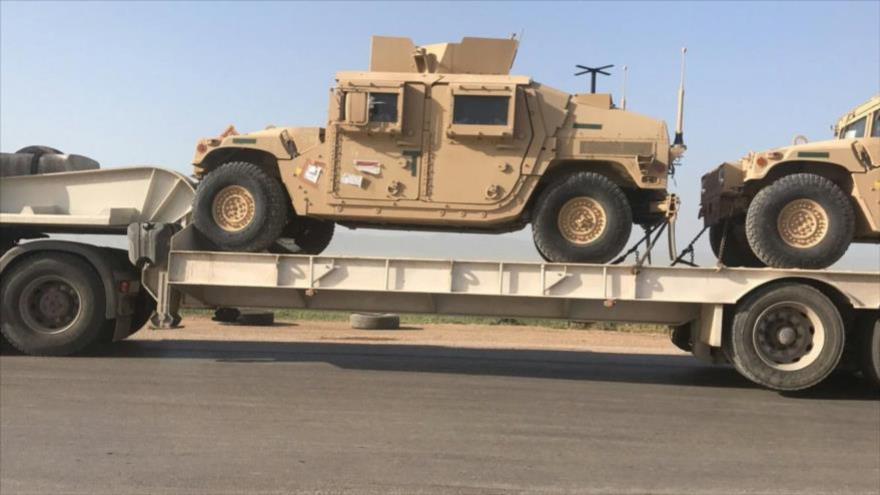 Camión transporta vehículos blindados Humvee de fabricación estadounidense en Siria.
