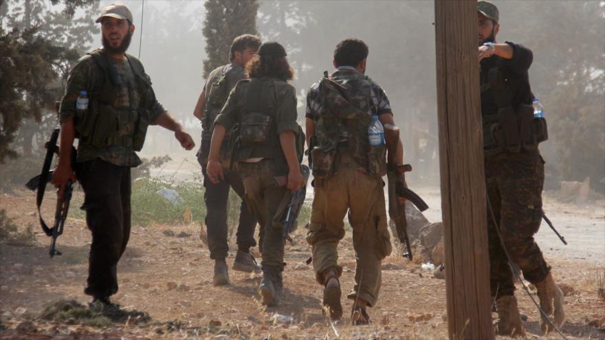 Los miembro del grupo terrorista Frente Al-Nusra (actualmente conocido como Frente Fath Al-Sham) en una localidad en Alepo, 6 de agosto de 2016.