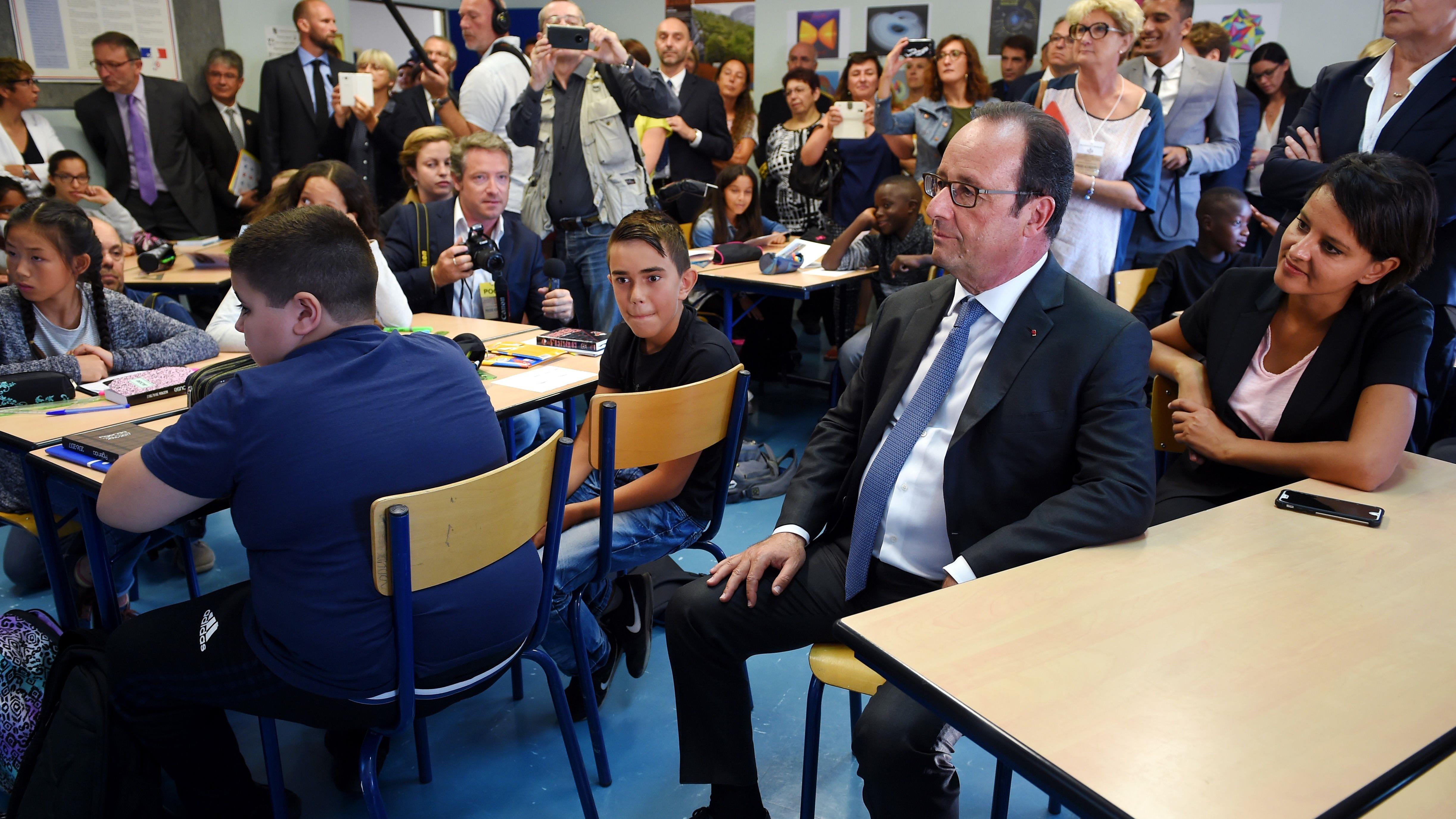 El presidente francés, Francois Hollande visita una escuela en Orléans, fuente: AFP