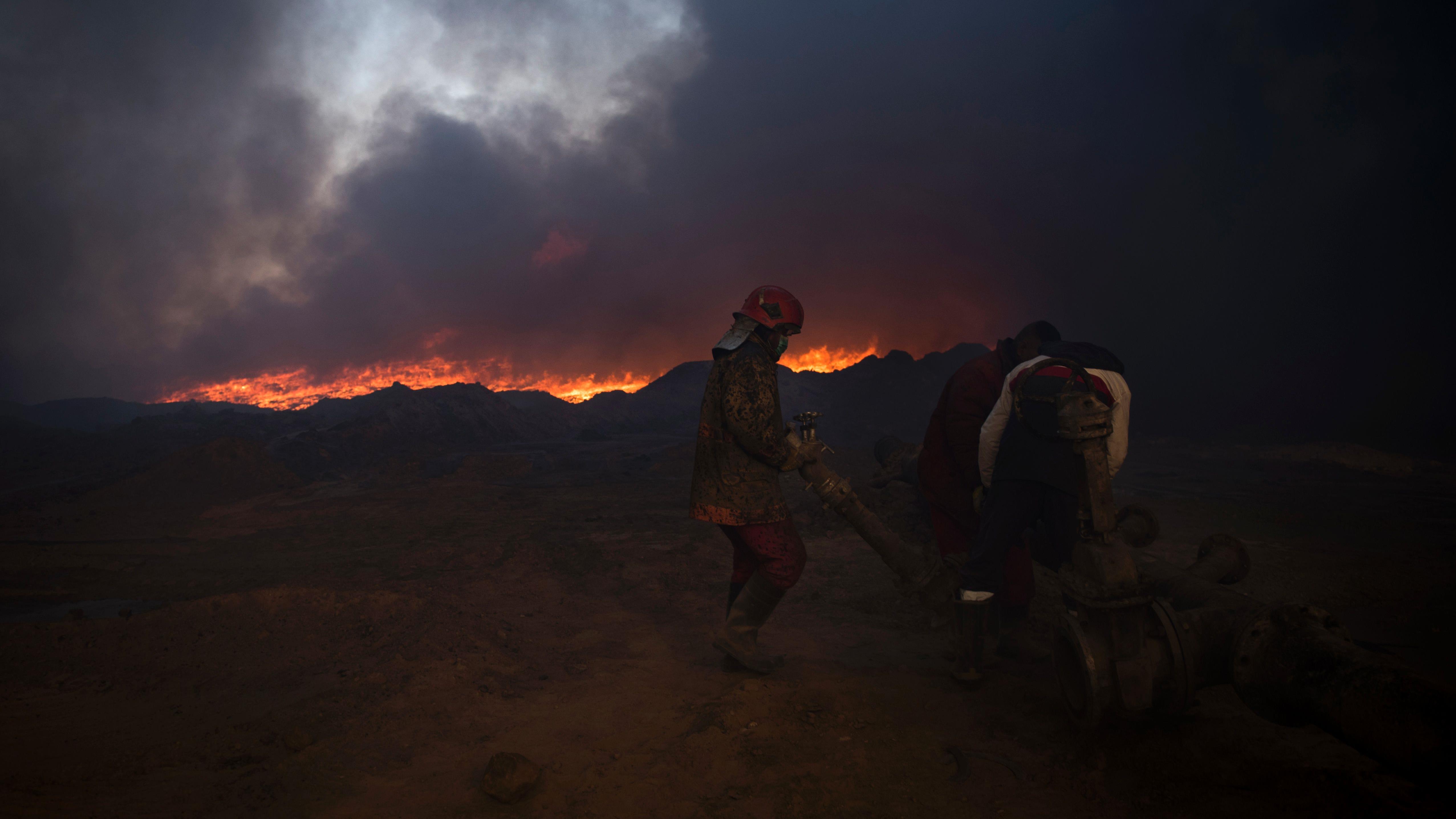 Bomberos apagan fuego en pozo de petróleo al sur de Mosul | HISPANTV