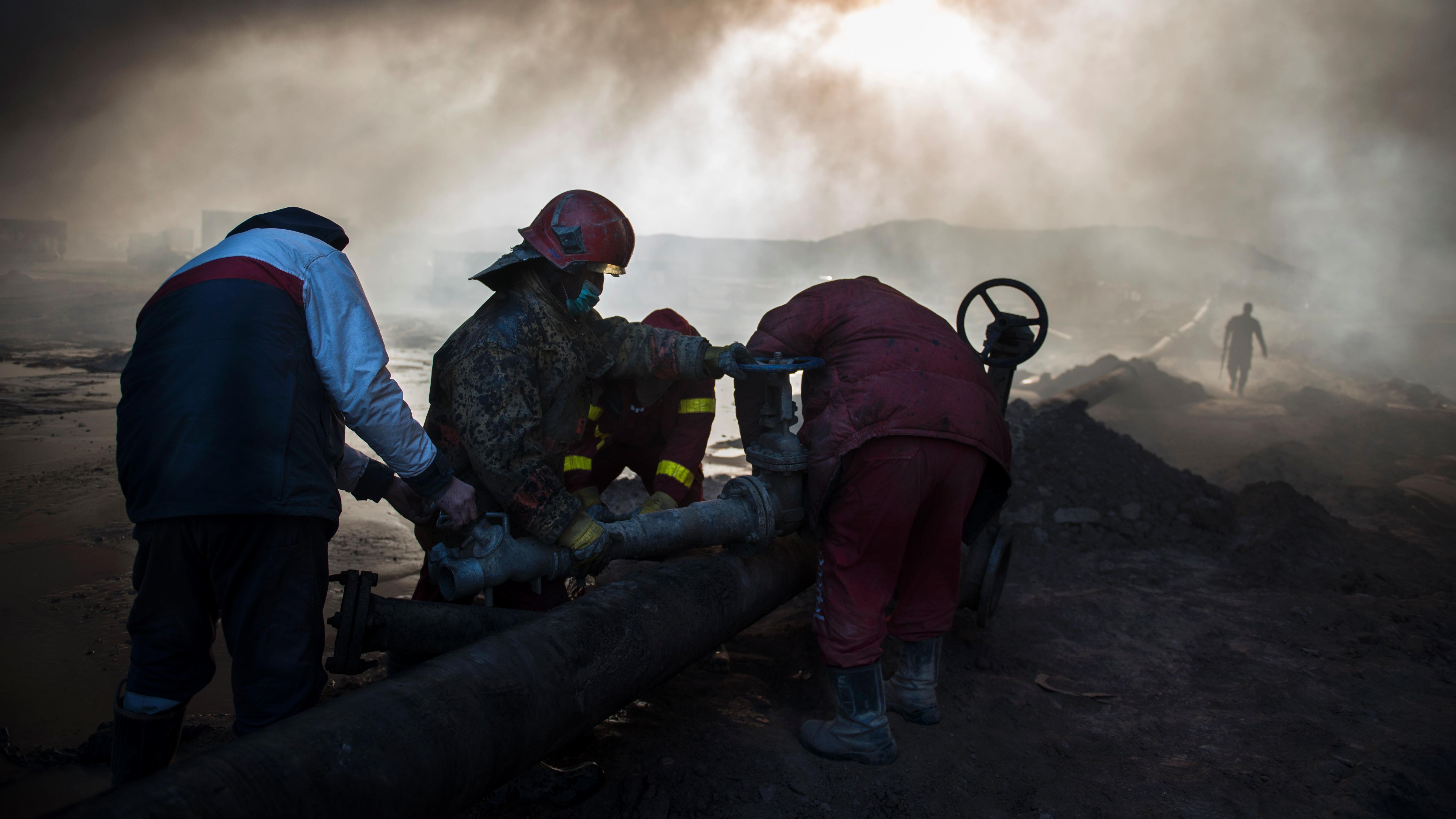 Bomberos apagan fuego en pozo de petróleo al sur de Mosul | HISPANTV