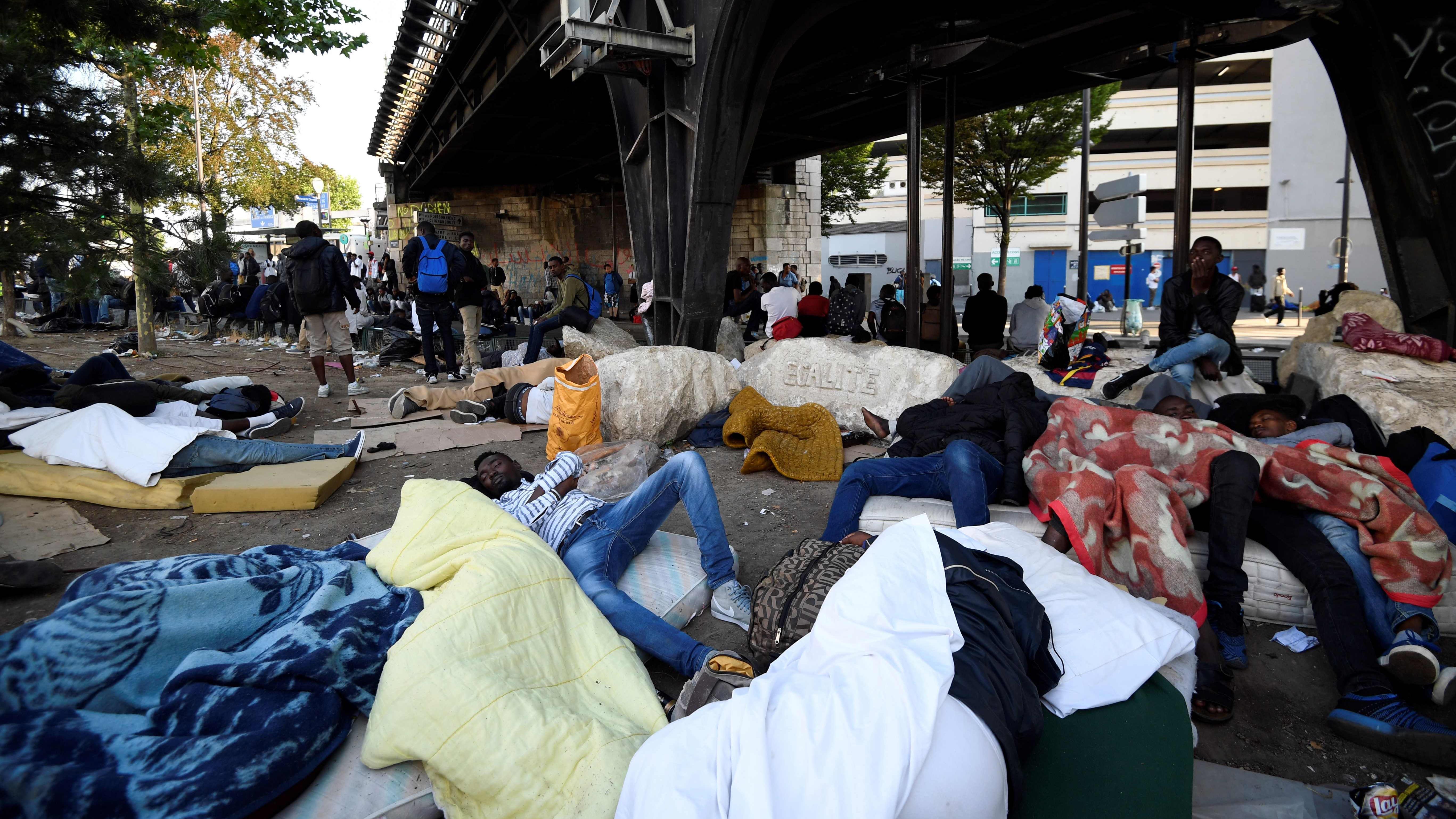 Как живут эмигранты. Иммигрантские кварталы в Париже. Беженцы во Франции. Эмигранты в Париже. Мигранты в Париже.