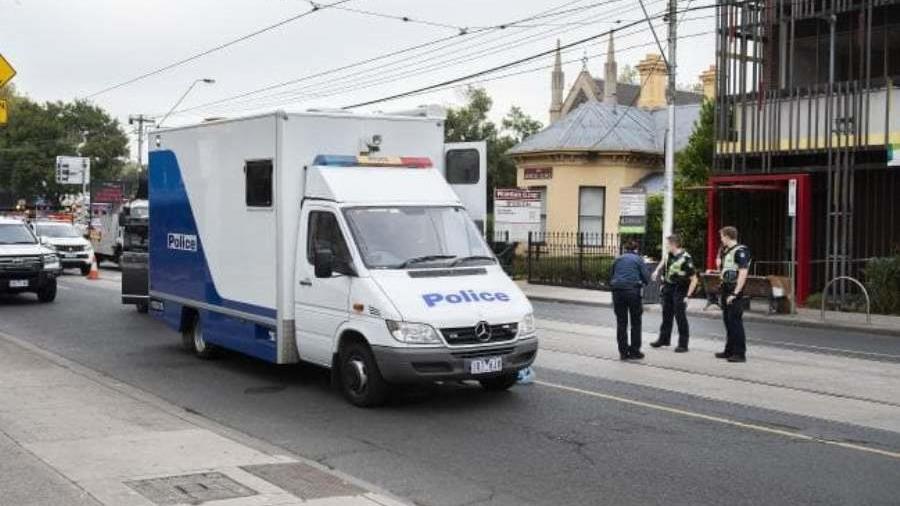 Agentes de policía vigilan cerca el lugar donde acaeció un tiroteo múltiple en Melbourne, 14 de abril de 2019.
