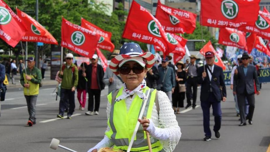 Surcoreanos protestan contra Trump frente a la embajada de EEUU