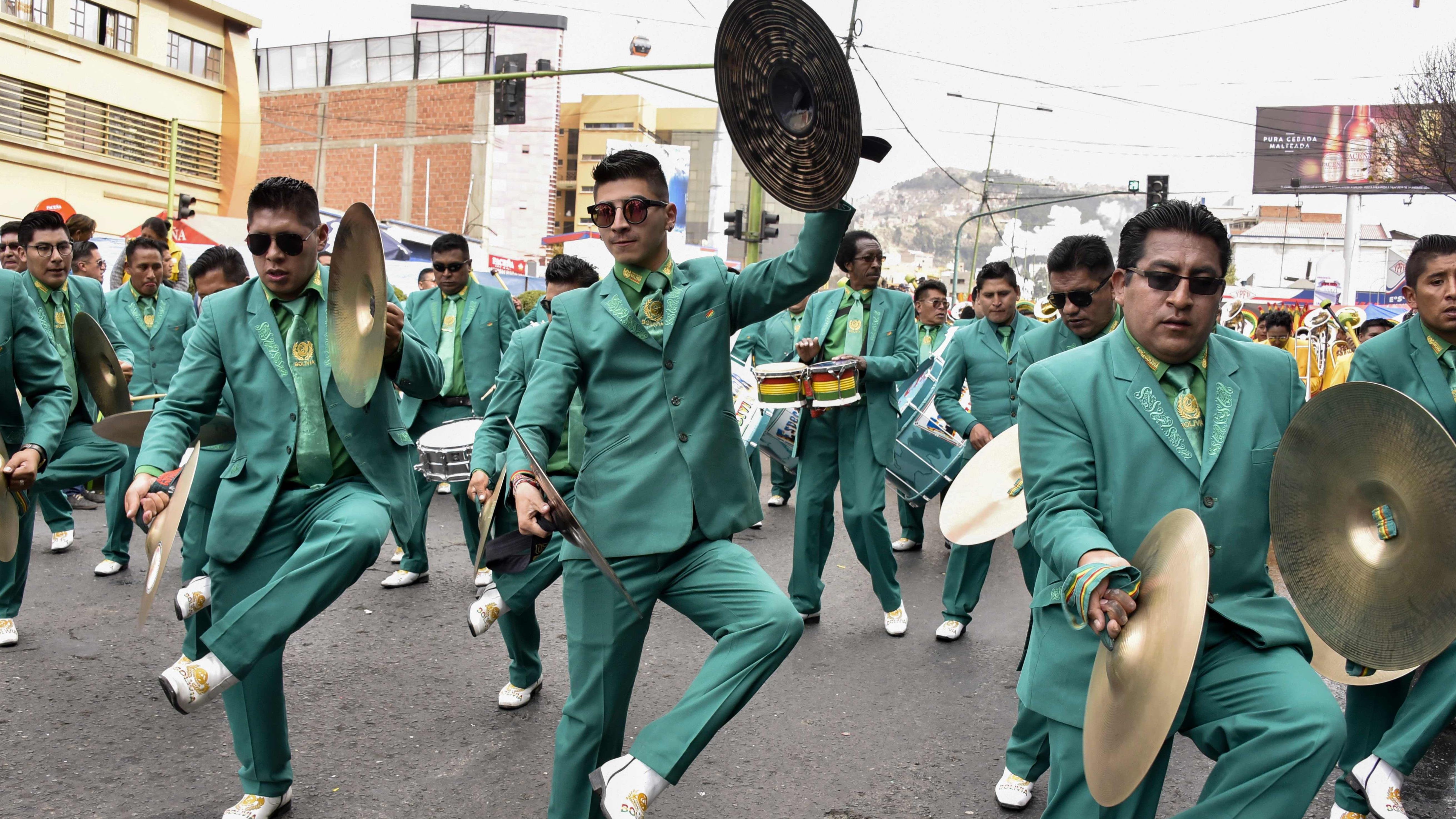 Bolivianos celebran fiesta del Gran Poder con alegría y música