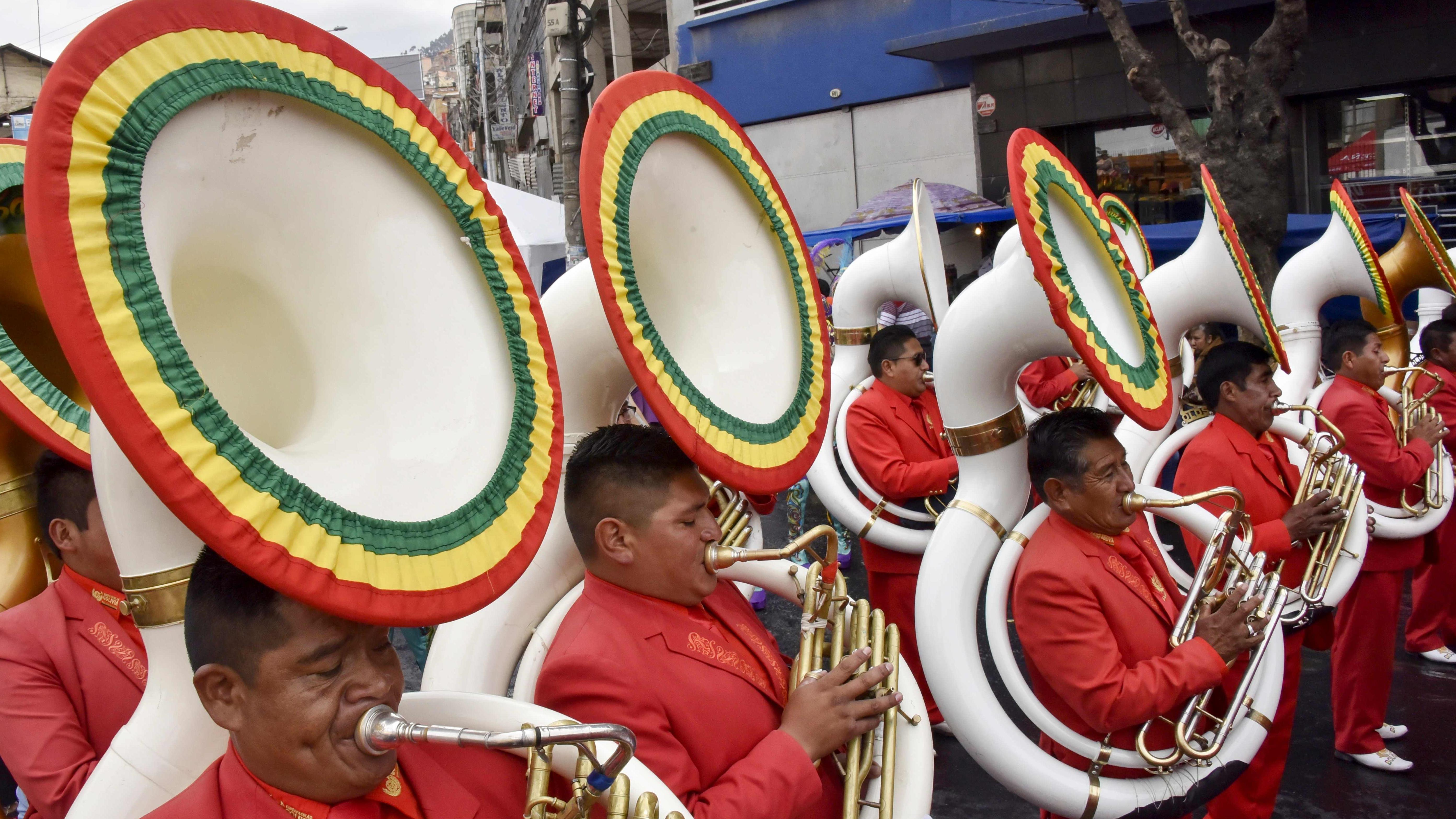 Bolivianos celebran fiesta del Gran Poder con alegría y música