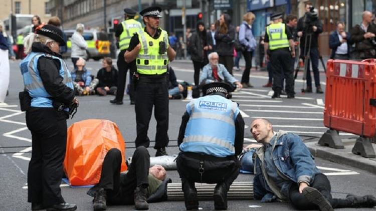 Policía escocesa arresta a activistas ambientalistas en una protesta
