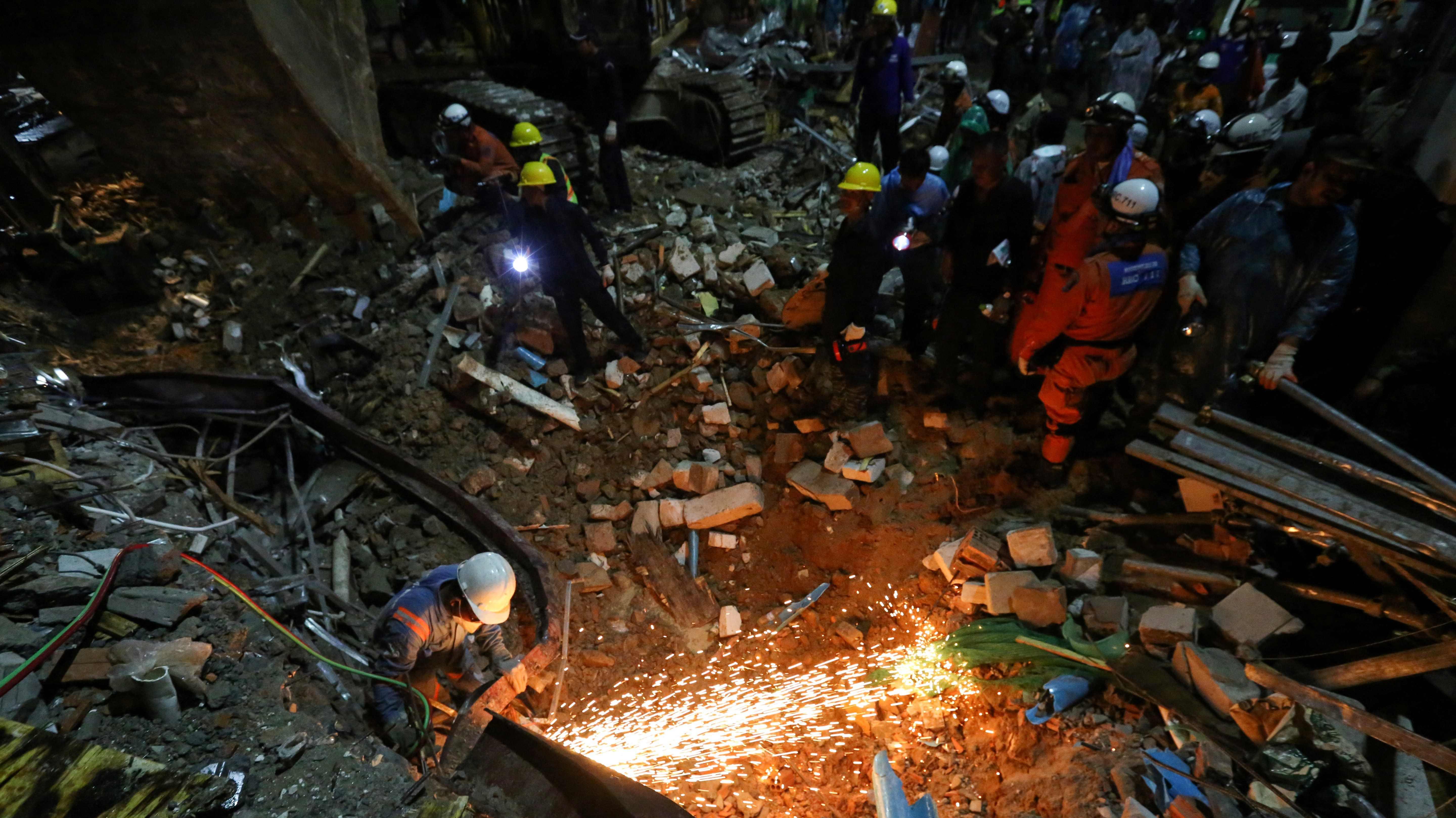 Al menos 17 muertos al derrumbarse un edificio en Camboya