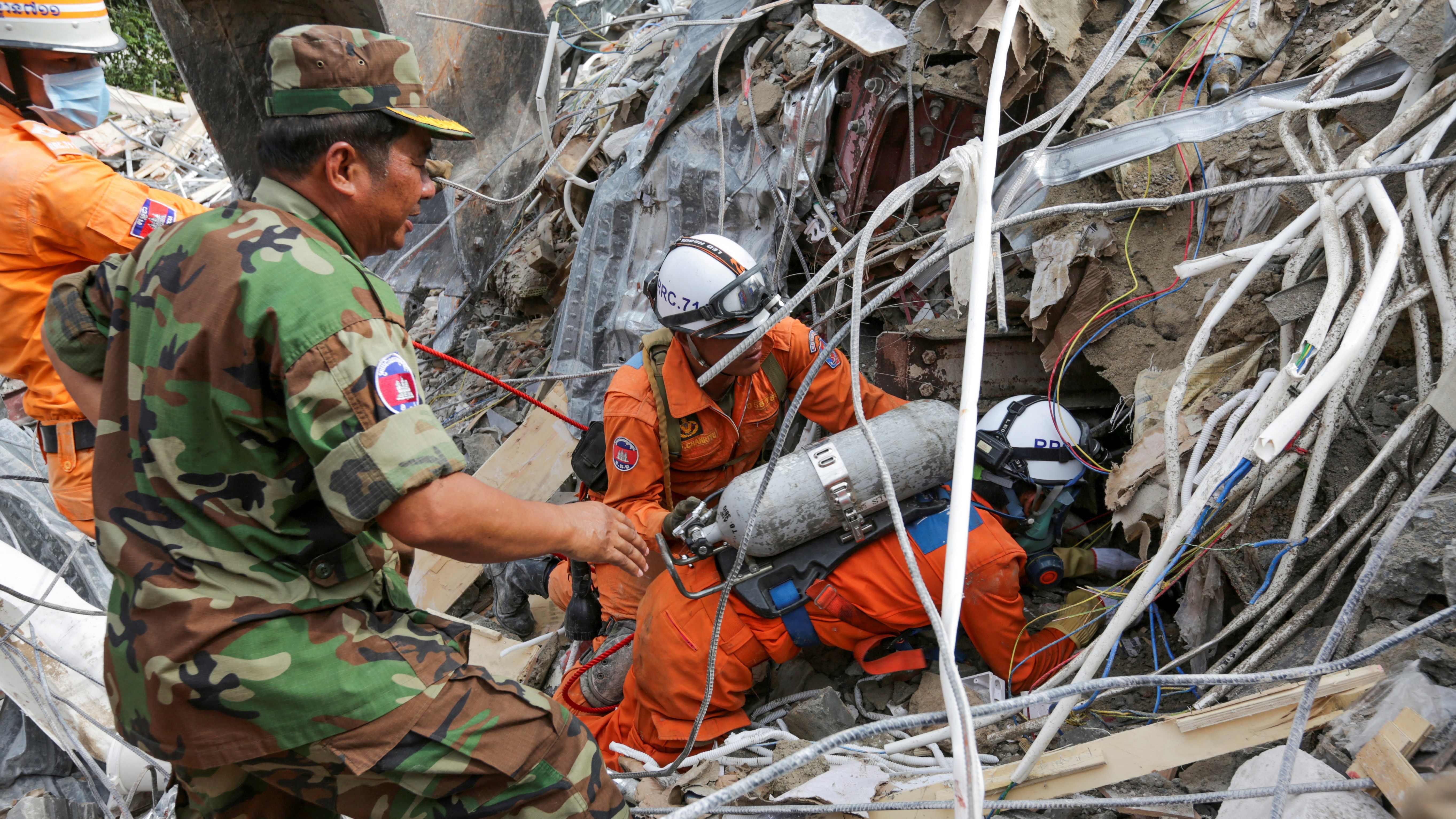 Al menos 17 muertos al derrumbarse un edificio en Camboya
