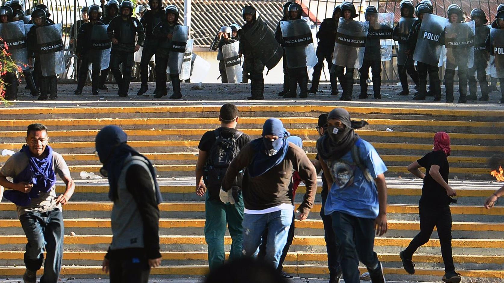 Tres universitarios hondureños heridos en un choque con policías