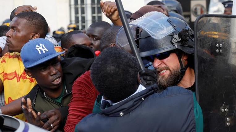 Grave choque entre la Policía francesa y migrantes indocumentados 