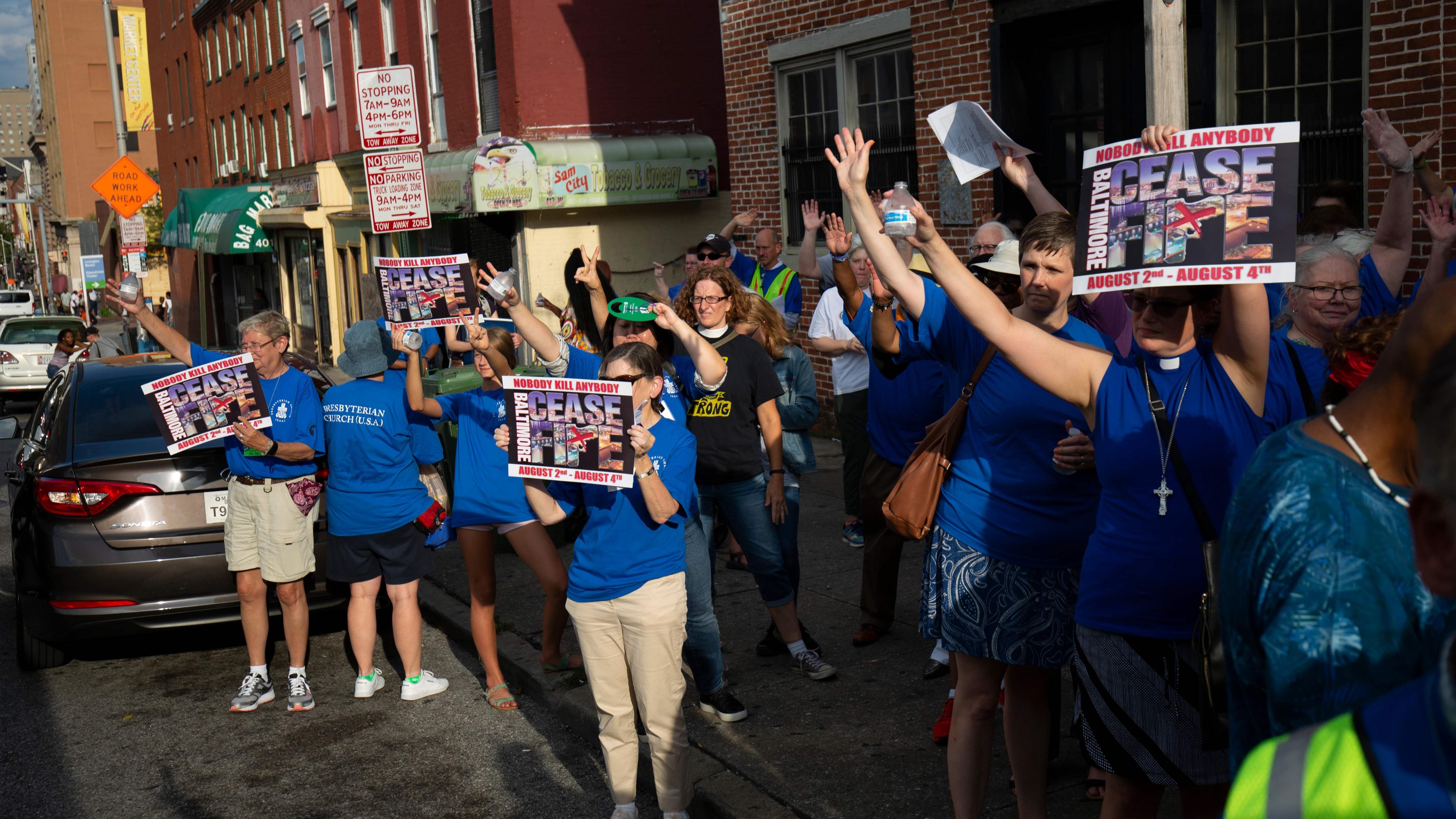 Activistas marchan en Baltimore contra violencia armada y racismo