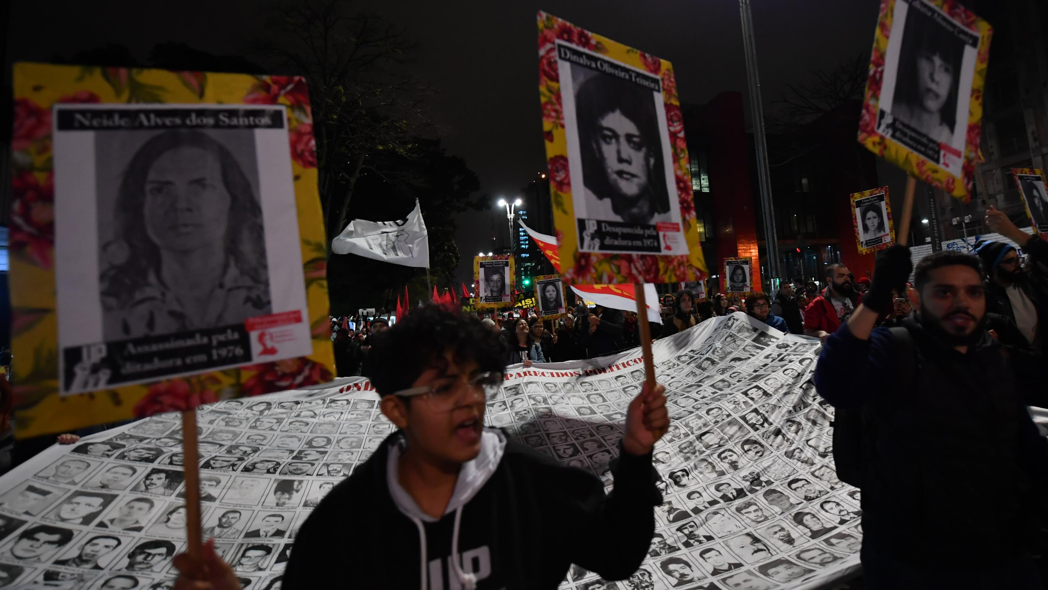 Brasileños protestan contra Bolsonaro y su defensa de la dictadura